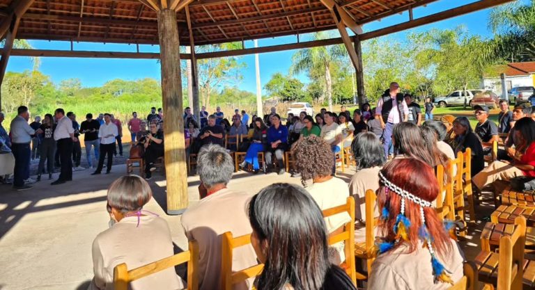 Foto colorida de lideranças reunidas na Plenária Guarani 2026, na Tekoá Koenju, em São Miguel das Missões