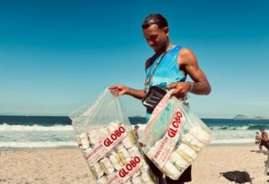 Matheus Santos e o simbólico Biscoito Globo: ambulantes garantem que megaeventos trazem benefícios para quem vende em Copacabana (Foto: Luísa Cuerci)