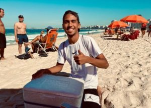 João Pedro e seu isopor de sacolés em Copaabana: trabalho ao sol para realizar o sonho de entrar na faculdade (Foto: Luísa Cuerci)