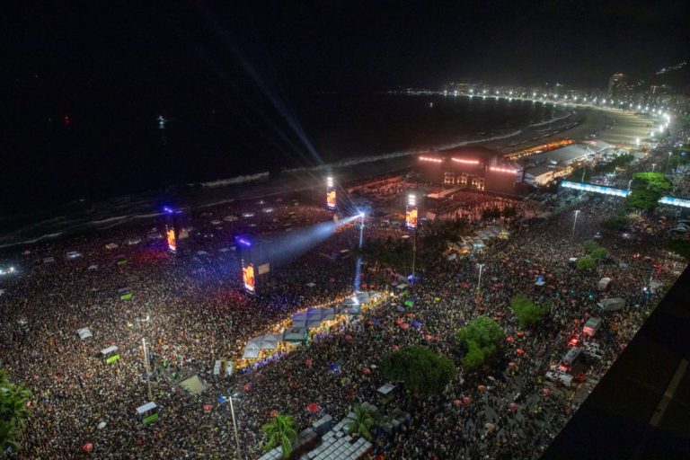 Multidão de dois milhões de pessoas para o show de Lady Gaga em Copacabana: impacto positivo para a economia da cidade e para os vendedores ambulantes da praia (Foto: Alexandre Macieira / Riotur - 03/05/2025)