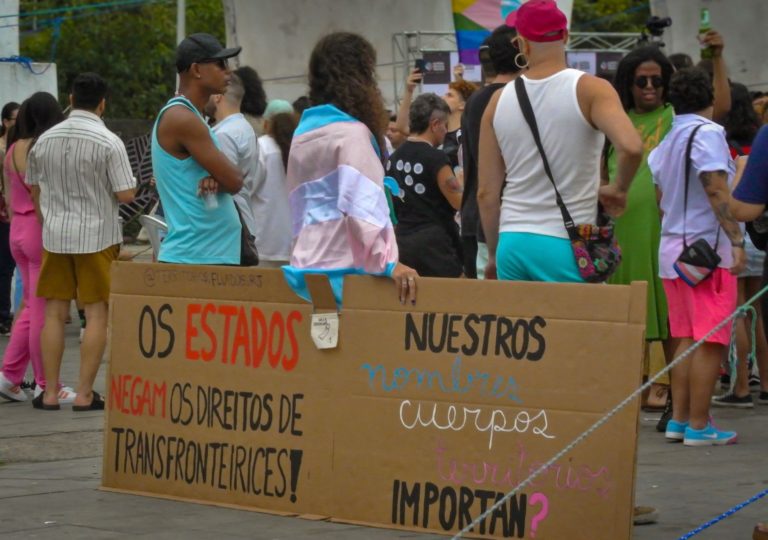 Manifestação por direitos de pessoas trans no Rio: transfobia e emergências climáticas afetam luta por justiça habitacional (Foto: Carin Nuru)
