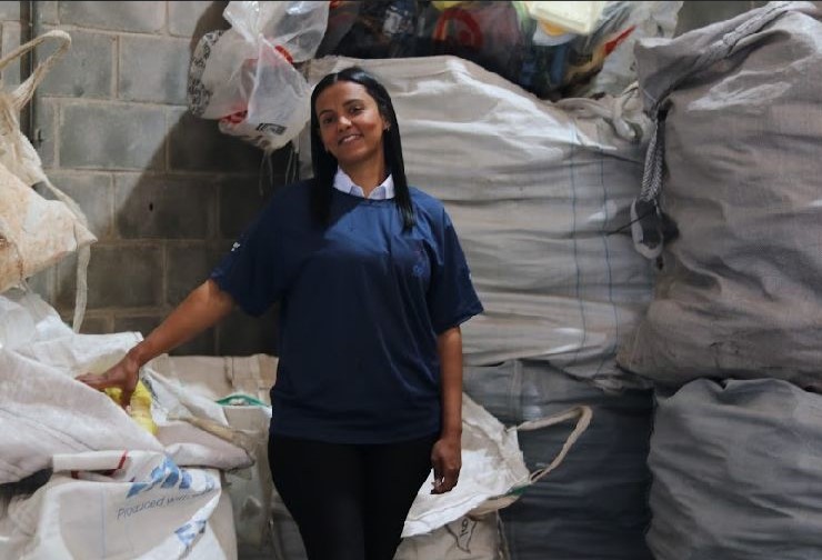 Bruna Cavalcante em cooperativa de reciclagem em São Paulo: “Não dá para pensar em mudanças climáticas sem considerar as catadoras e catadores de materiais recicláveis” (Foto: Arquivo Pessoal)