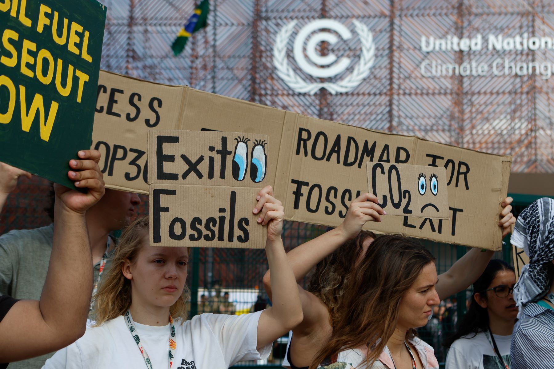 Manifestação pelo fim dos combustíveis fósseis na COP30: urgência da transição energética ganha força com guerra no Oriente Médio (Foto: Zô Guimarães /UN Climate Change - 17/11/2025)