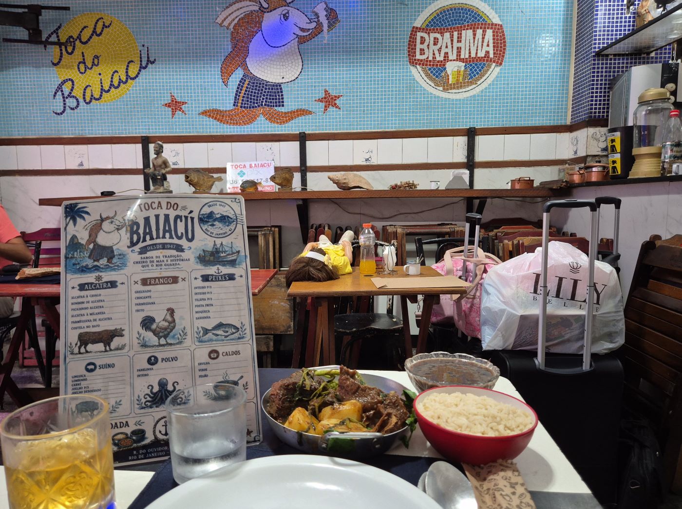 Ambientalistas dos botequins: clientes pulam o balcão para preservar bares