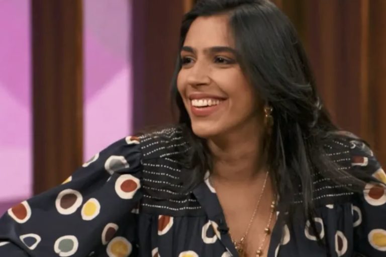 Benedita Casé Zerbini em programa de entrevista: "Tenho uma surdez bilateral severa e profunda e lido com o capacitismo desde que me entendo por gente" (Foto: TV Globo)