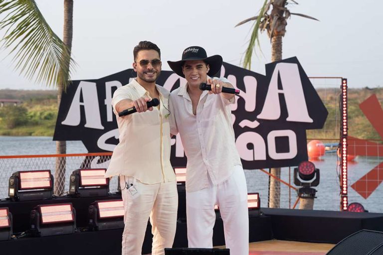Wesley Safadão (de chapéu) e o jovem cantor Natanzinho: juntos mais de R$ 250 milhões em contratos para shows com dinheiro público (Foto: Divulgação)