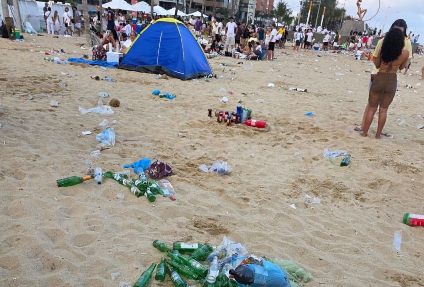 Férias na praia em Fortaleza: quando o lixo é maior que a festa