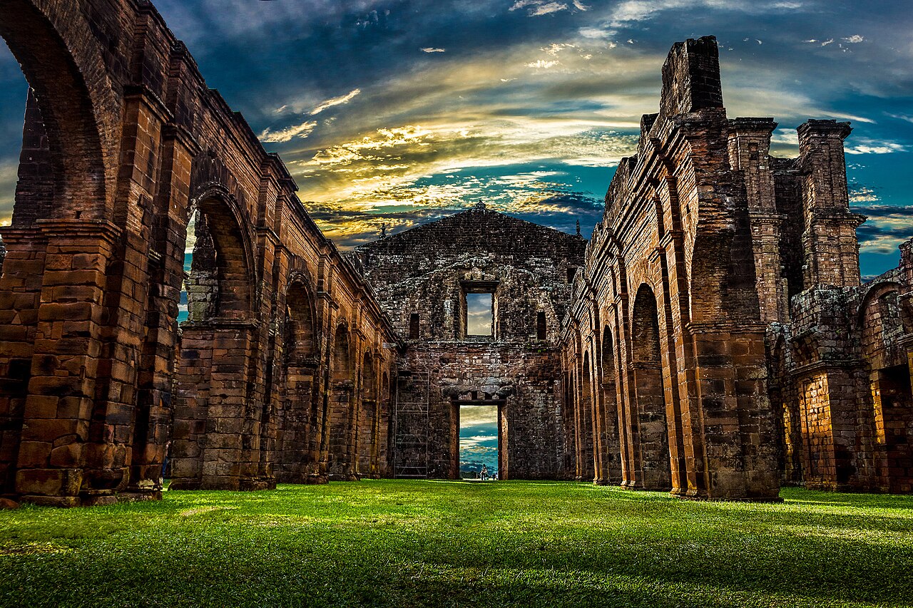 Foto colorida do interior das ruínas do Sítio Arqueológico de São Miguel das Missões, em que aparecem as paredes da antiga igreja jesuíta